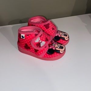 Minnie Mouse fuschia slippers